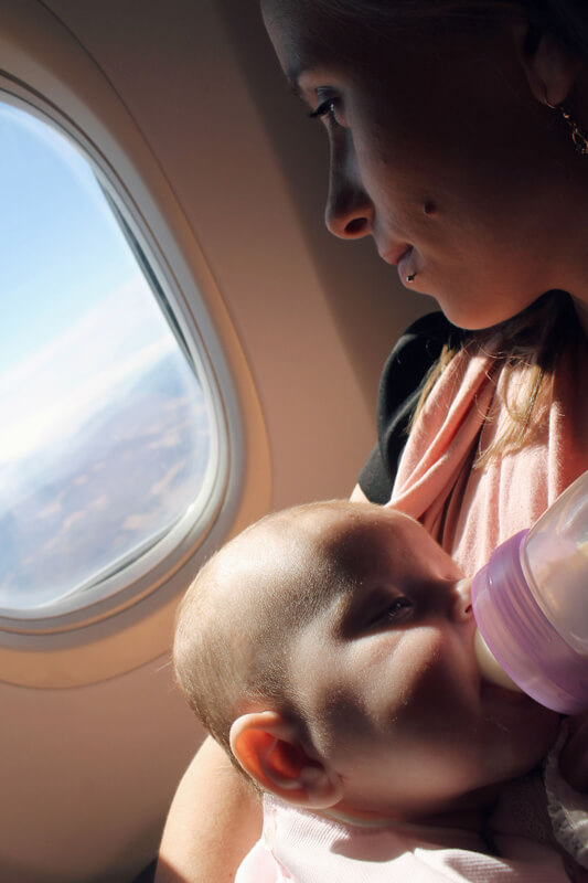 vauvan-kanssa-lentokoneessa